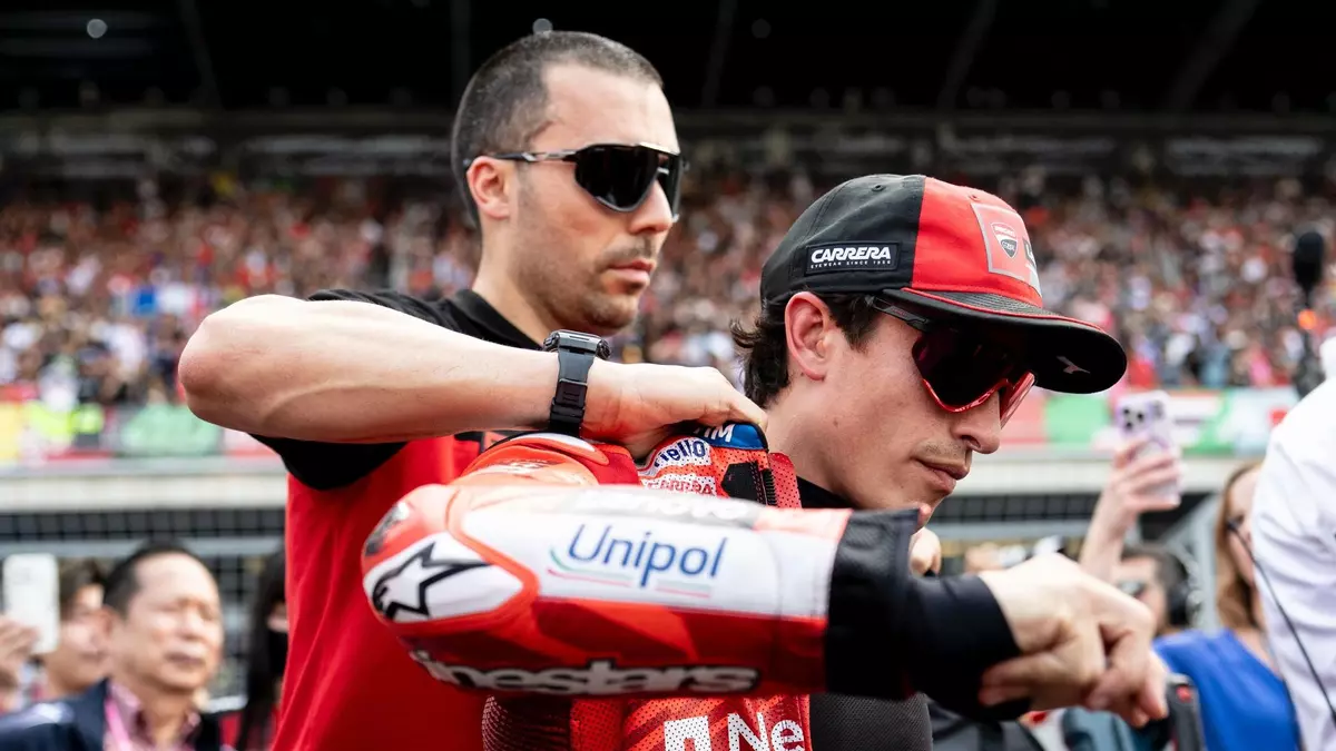 "¡Juégatela, que caray, juégatela!", le susurró José Luis, el asistente de Márquez, al campeón