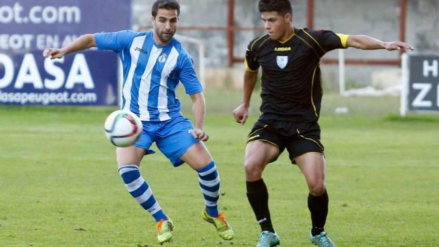 Borja Noval pelea por un balón con Juan Steven (Lugones).