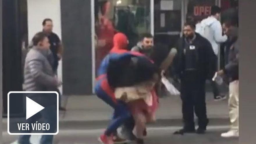 Un hombre vestido de &#039;Spiderman&#039; atrapa a una ladrona.