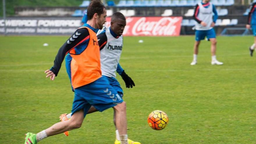 Míchel da un pase ante la presión de Omgba.