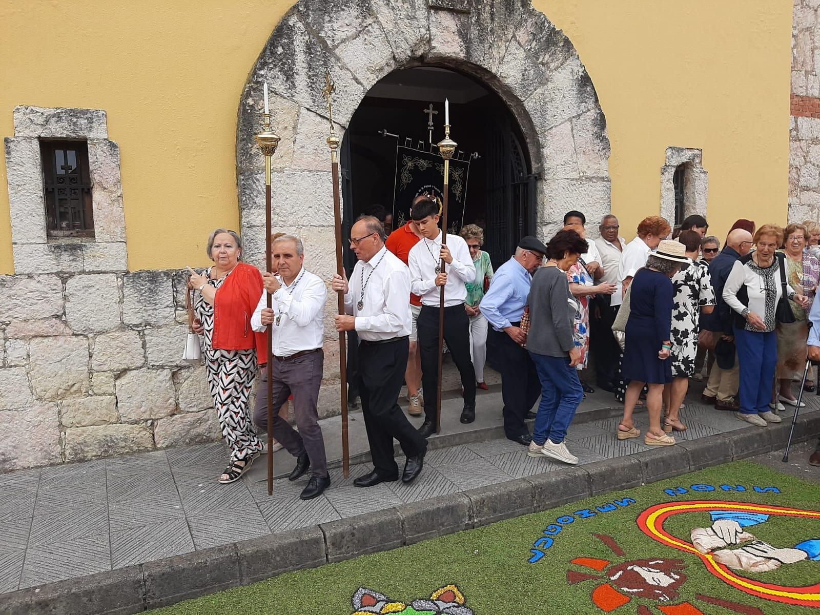 Cientos de personas festejan el Corpus en Lugones: la procesión y las alfombras, en imágenes