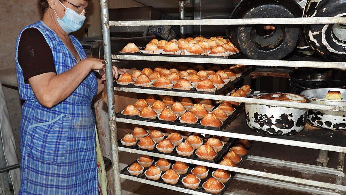 La panadería de Vistahermosa, con las magdalenas saliendo del horno. | // FERNANDO CASANOVA