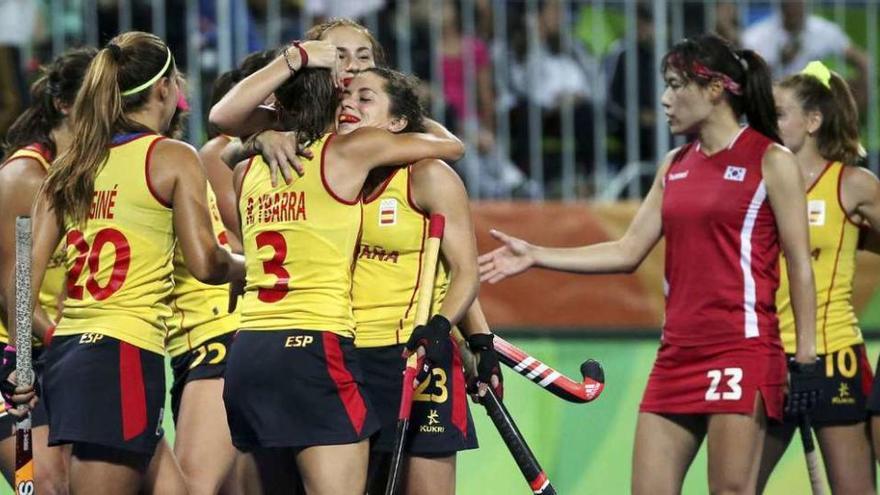 La selección española celebra su triunfo ante Corea del Sur, ayer.