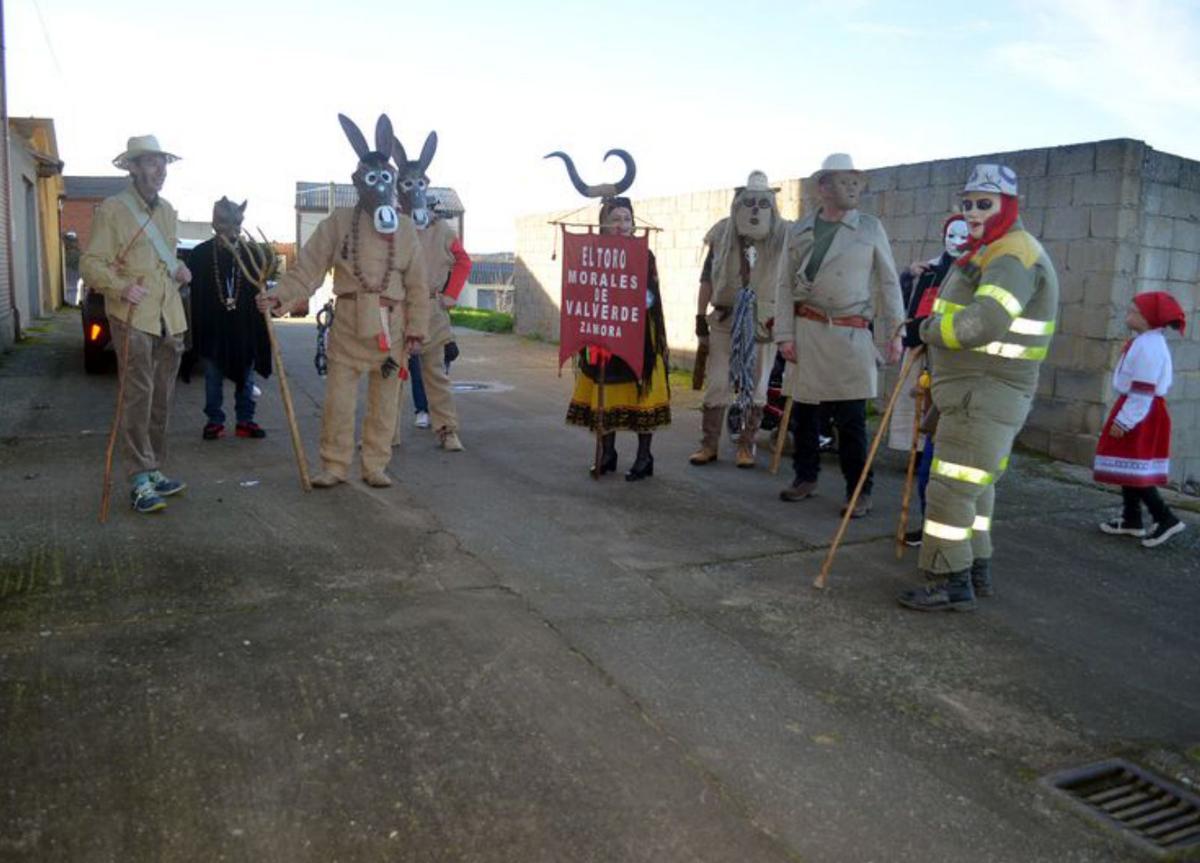 Algunos de los personajes participantes en el Toro de Carnaval de Morales, bajo el cartel de Mascaraza./ E. P.