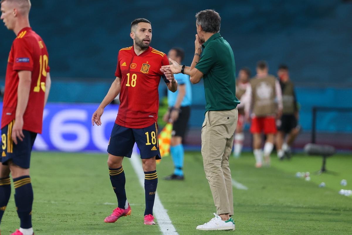 Luis Enrique da instrucciones a Jordi Alba justo después de marcar Morata el 1-0 a Polonia.