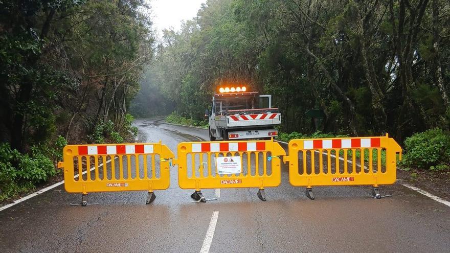 Uno de los puntos de cierre de la carretera de El Rejo (CV-14) para restablecer la seguridad de la vía.