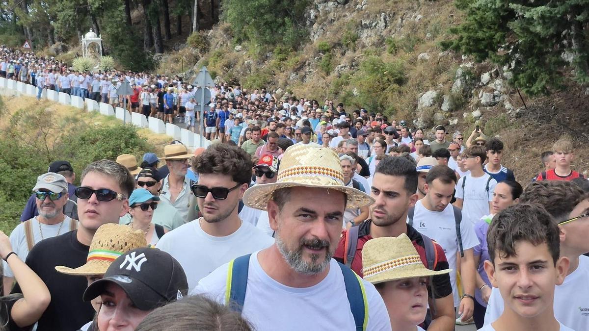 La Virgen de la Sierra, en su recorrido hacia el casco urbano de Cabra, la tradicional Bajá, acompañada por sus fieles.