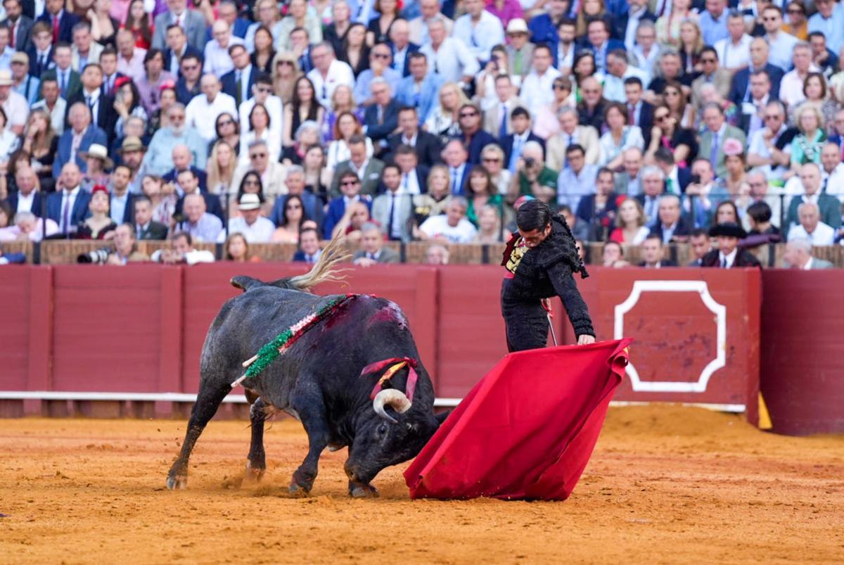 El diestro Emilio de Justo durante su primer toro.