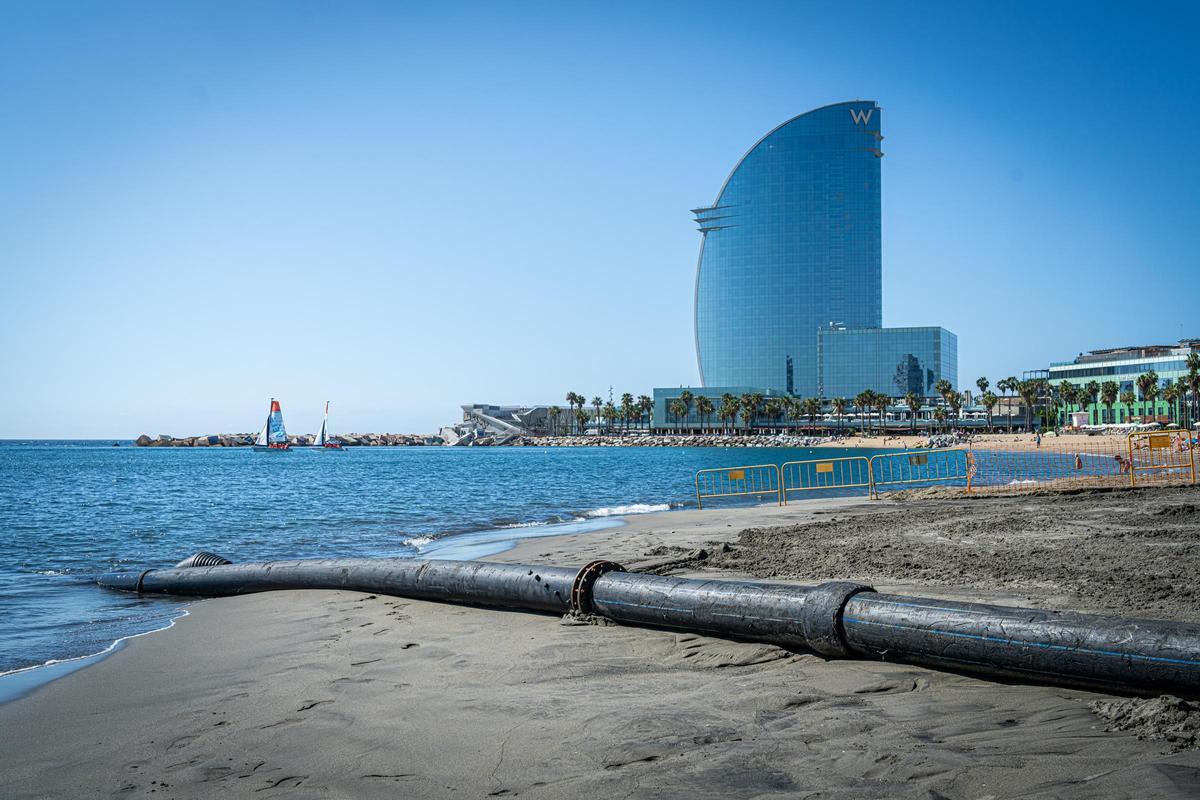 La tubería con la que se está arrojando arena en la playa de Sant Sebastià, en Barcelona.