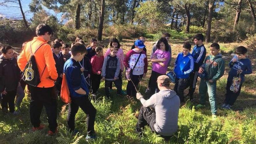 Los &quot;reforestadores&quot; atienden a las explicaciones in situ. // G.Núñez