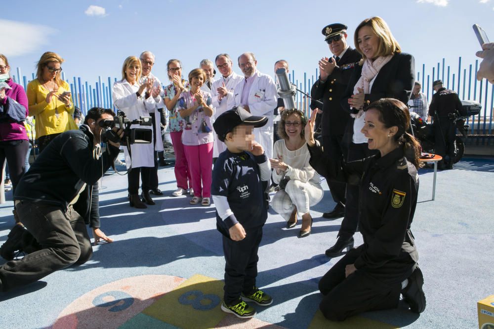 Visita Policía Nacional a Aula Pedagógica del Hospital