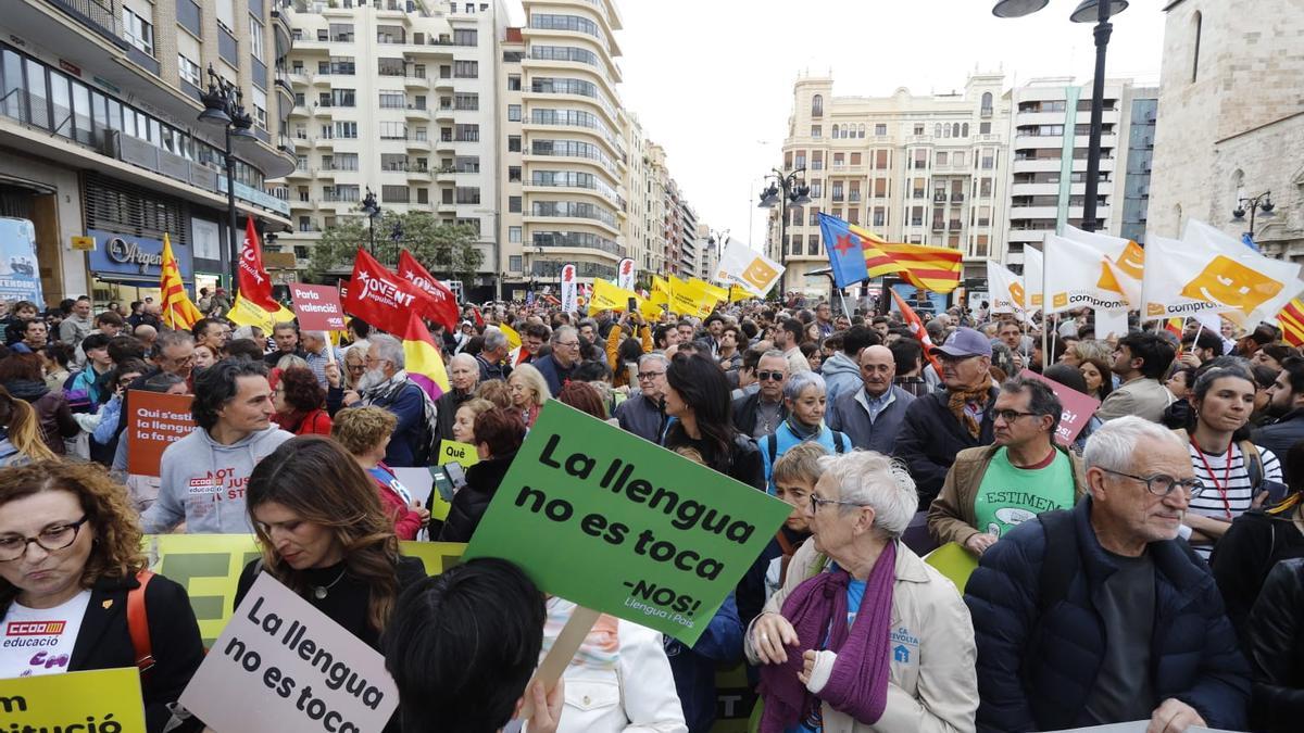 La izquierda valencianista se manifiesta en la primera marcha bajo el