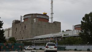 Coches con agentes de la OIEA acuden a la central nuclear de Zaporiyia, en una imagen de archivo.