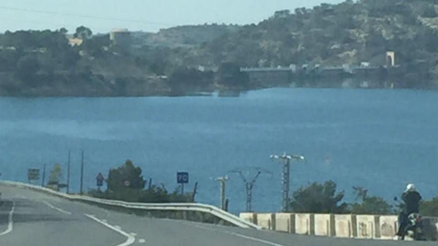 El embalse del Amadorio (La Vila) presentaba ayer esta imagen, lleno a rebosar