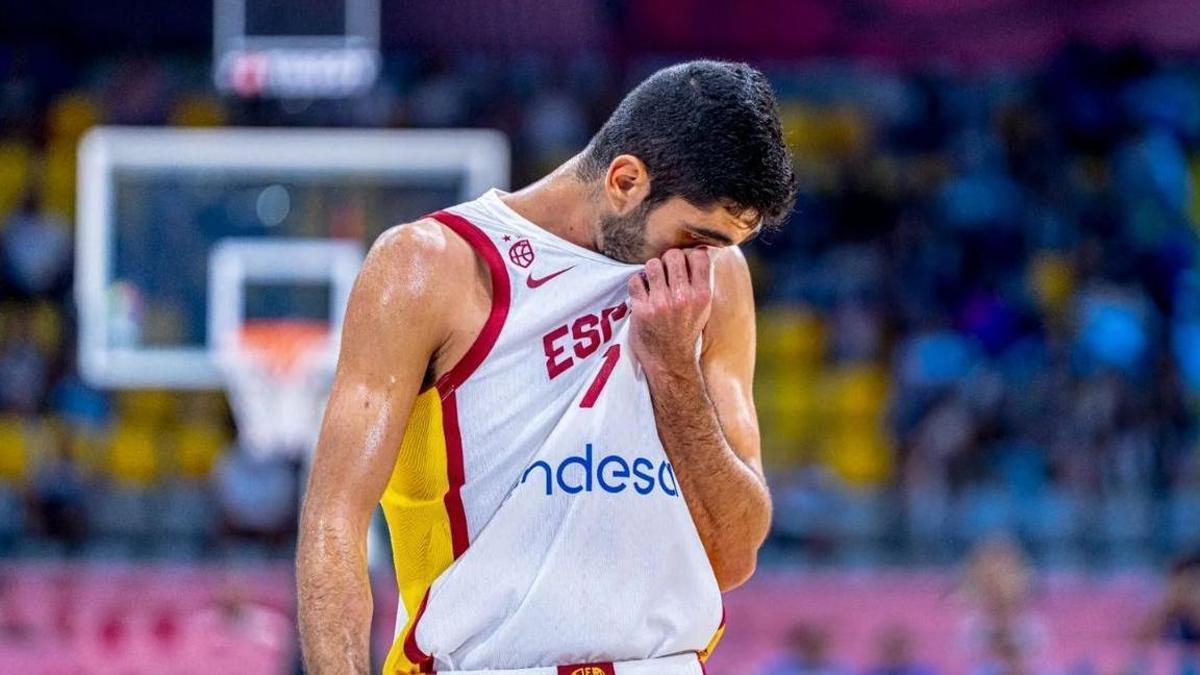 Santi Aldama se seca el sudor en un partido con España