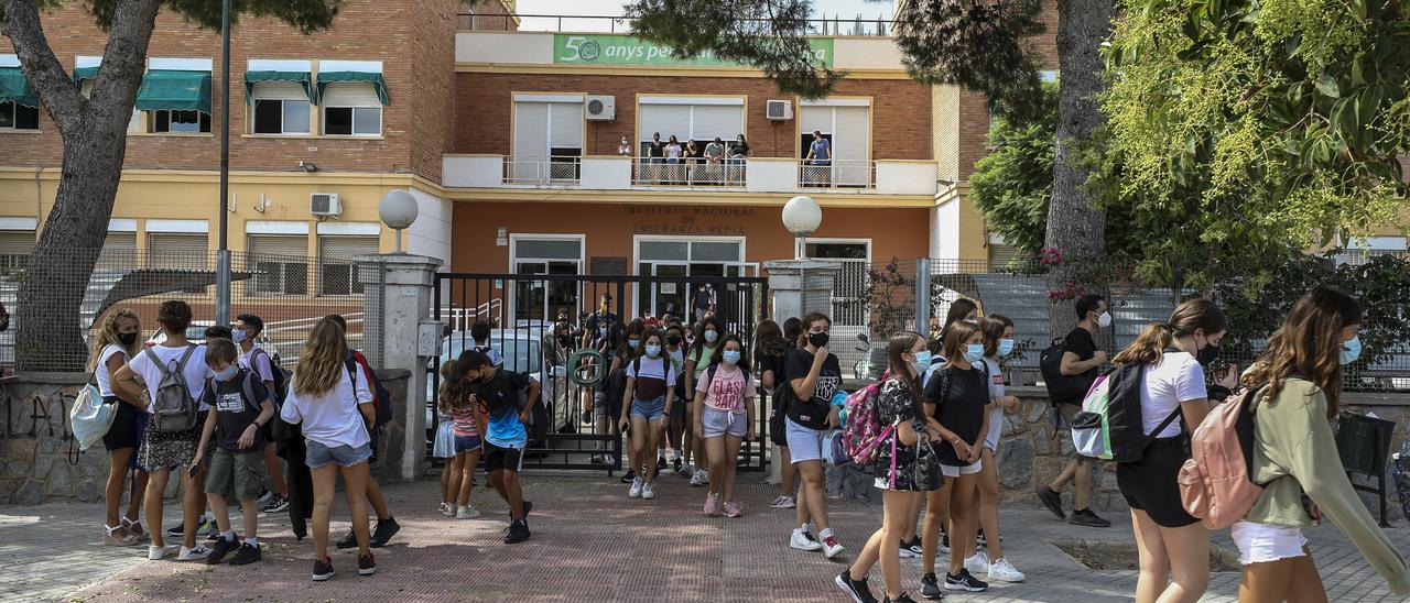 Alumnos a la salida del IES La Asunción de Elche en los primeros meses de pandemia de coronavirus