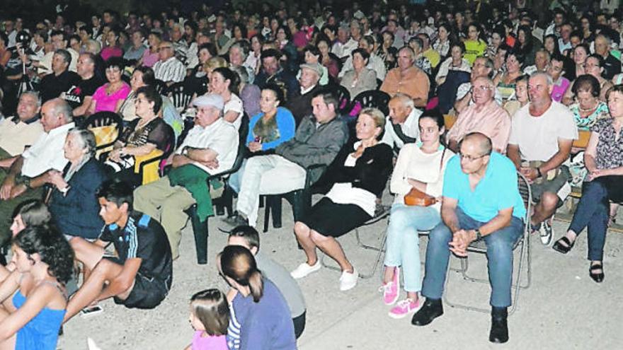 Espectadores de todas las edades acudieron a ver las representaciones.