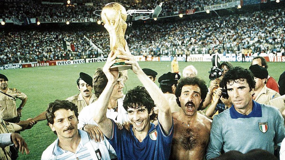Paolo Rossi levanta el trofeo de campeón del mundo en el Santiago Bernabéu en 1982.