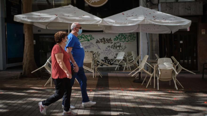 Una pareja pasea por el centro de Santa Cruz de Tenerife.