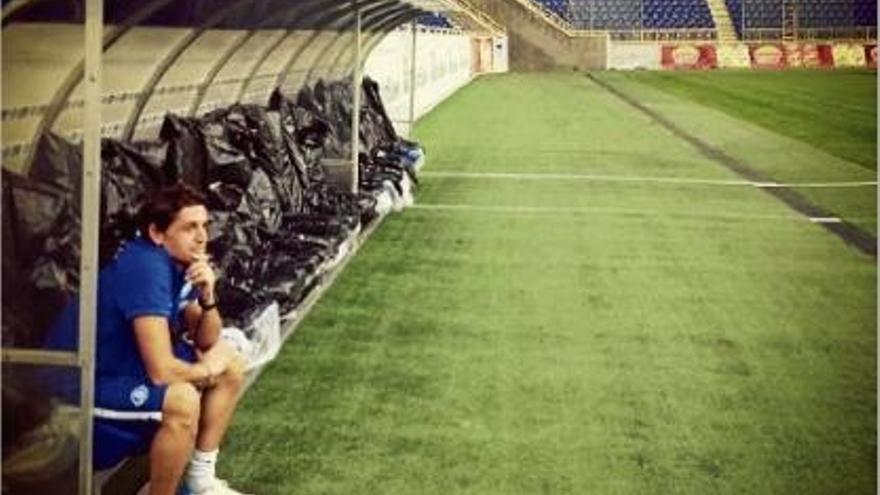 Jordi Gratacós en una banqueta del Dnipro Arena de Dnipropetrovsk, on juga el primer equip del club.