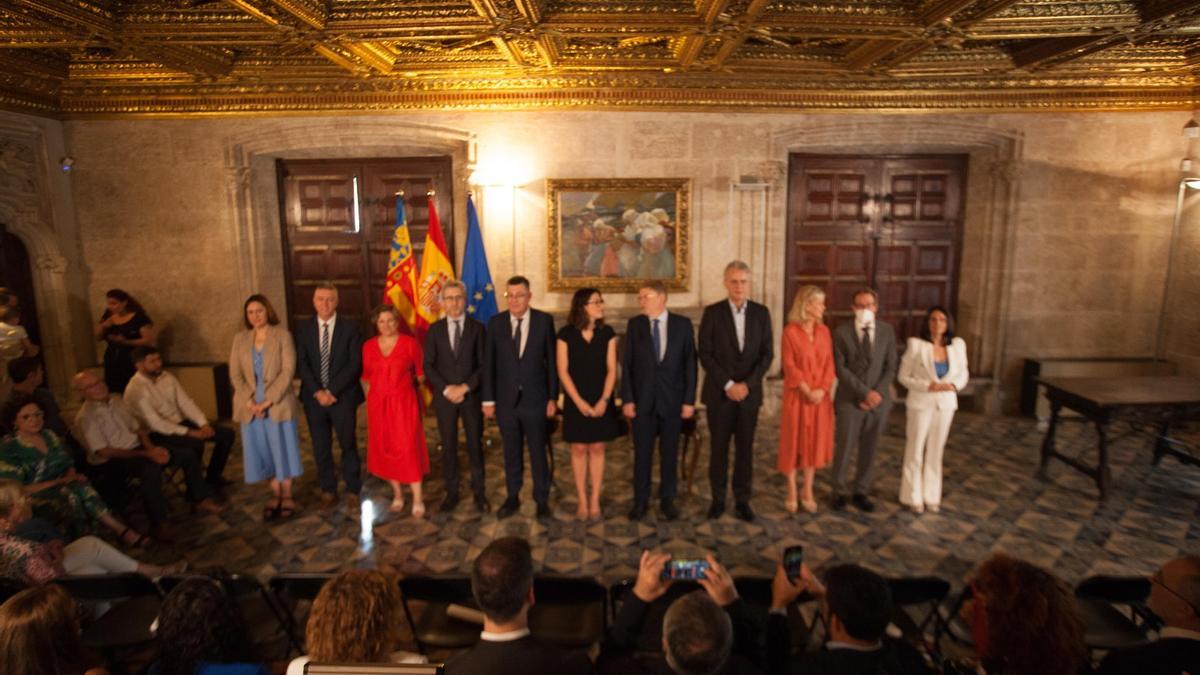 Aitana Mas junto a Ximo Puig y el resto del Consell.