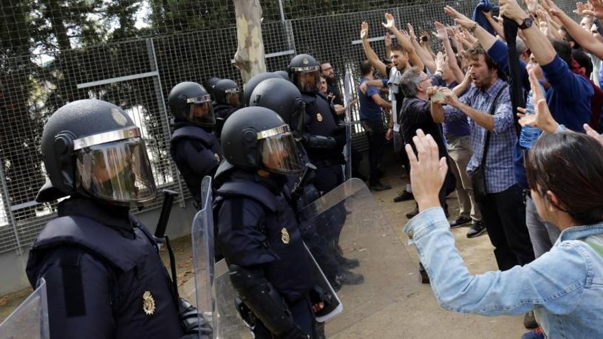 Votants amb les mans alçades al davant de la policia espanyola, l&#039;1-O a Lleida.