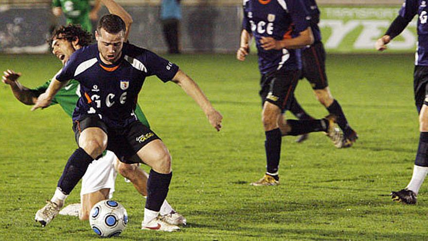 Israel controla un balón ante un contrario.