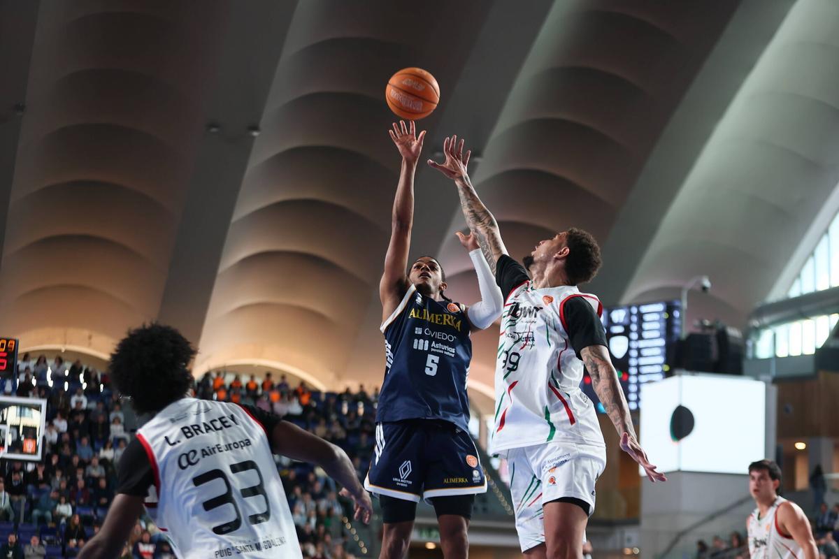 Parham lanza a canasta en el partido de ida ante el Fibwi Palma disputado en el Palacio de los Deportes