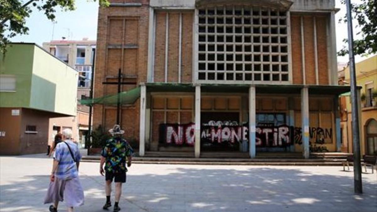 Unos turistas pasean por los alrededores de la iglesia de Sant Bernat Calbó, en el Poblenou, el pasado julio.