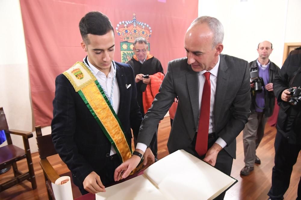 El jugador del Madrid pondrá nombre al campo de fútbol del Concello.