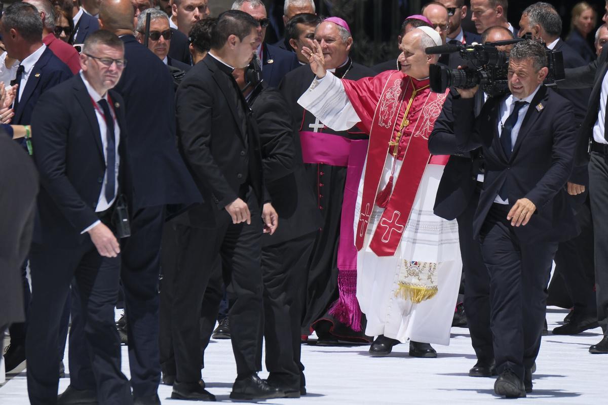 El papa León XIV durante un encuentro con obispos, sacerdotes, diáconos, religiosos, seminaristas y agentes de pastoral en la Catedral de Santa Ana este jueves, en Las Palmas de Gran Canaria.