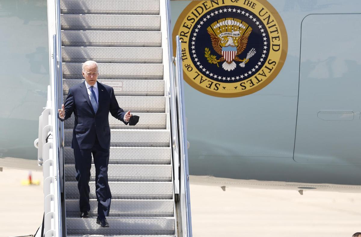 TORREJÓN DE ARDOZ (MADRID), 28/06/2022.- El presidente de Estados Unidos, Joe Biden, desciende las escaleras del avión presidencial Air Force One, este martes a su llegada a la Base Aérea de Torrejón de Ardoz, en Madrid, para asistir a la cumbre de la OTAN que se celebra hasta el jueves 30 de junio. EFE/J.J. Guillén