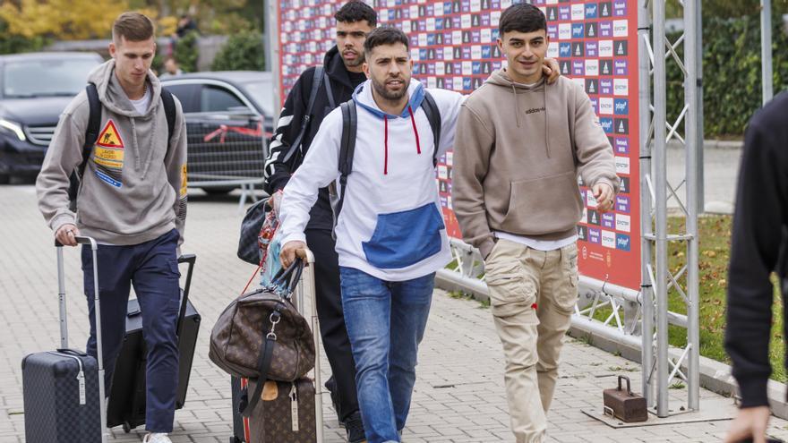 Pedri junto a Jordi Alba, compañero en el Barça, en su llegada a la concentración de la selección.