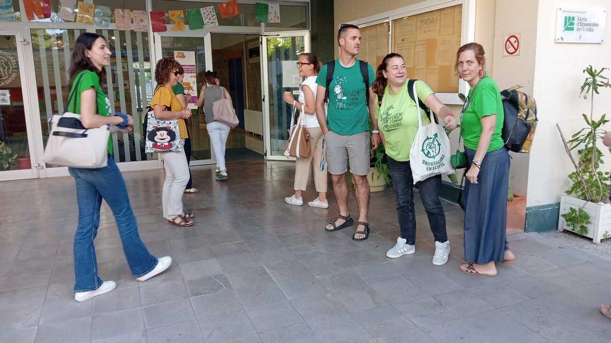 Los profesores vuelven a su trabajo en el CEIP Joan Martorell, en una imagen de este viernes, 12 de junio