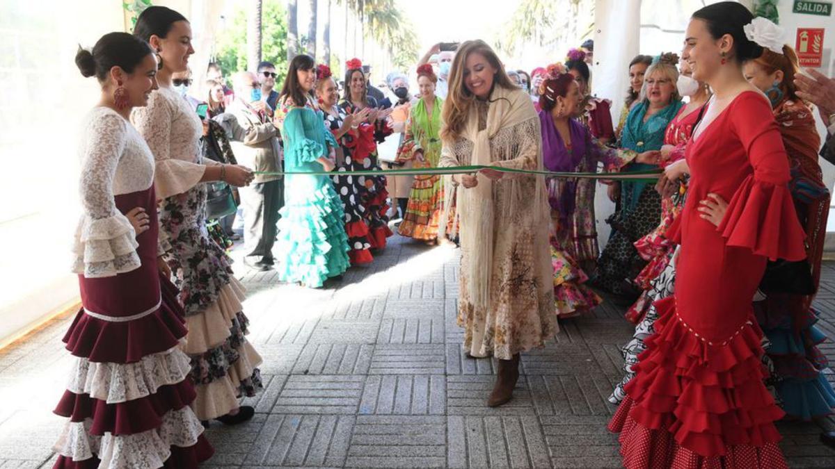 La concejala Diana Sobral inaugura la Feria de Abril en A Coruña.