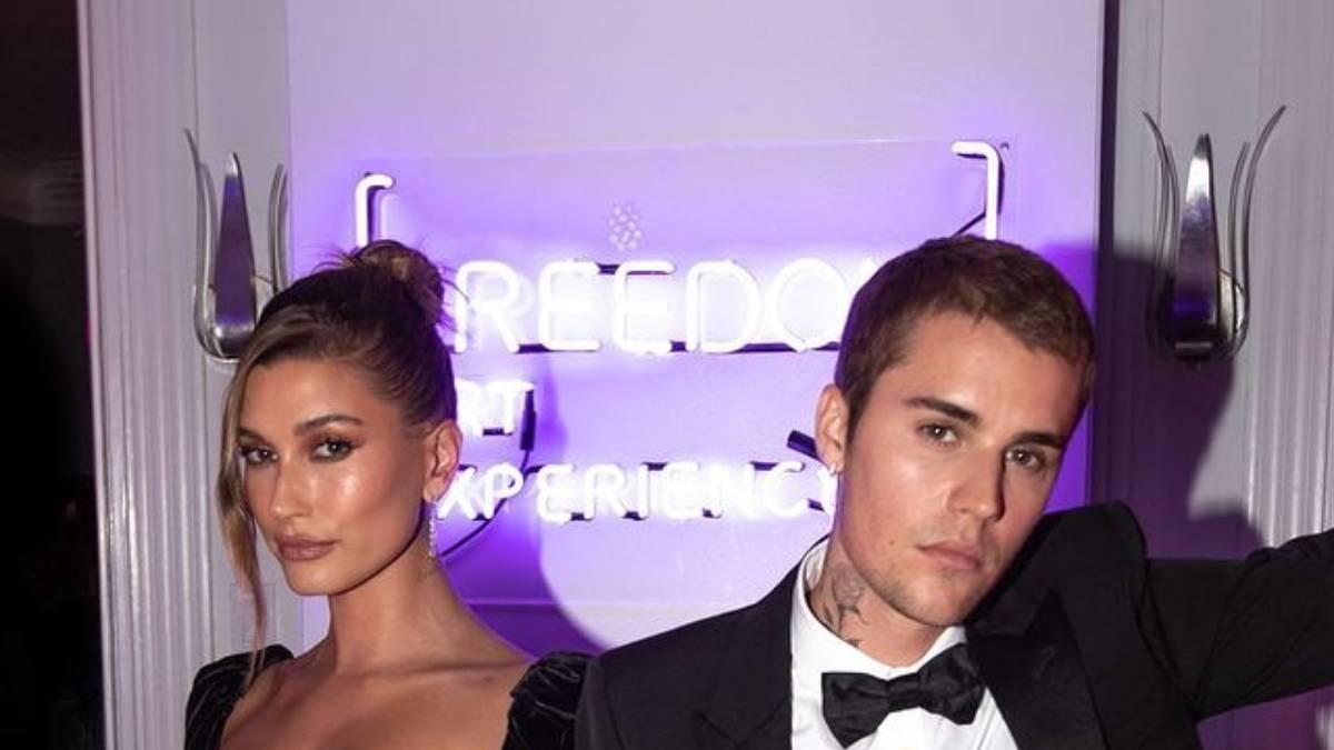 Hailey Baldwin y Justin Bieber en el evento benéfico 'Freedom Art Experience'