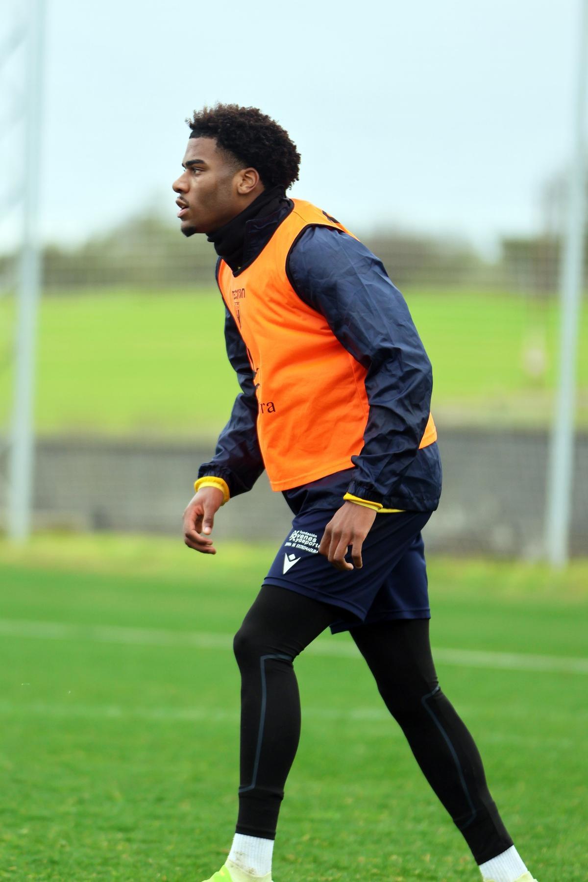 Geo Almeida, durante el entrenamiento de este lunes con el Mérida.