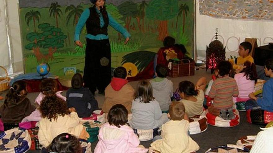 Profesionales cuentacuentos de varios países inician a los niños en el conocimiento de otras culturas y tradiciones en la carpa del Emilio Varela