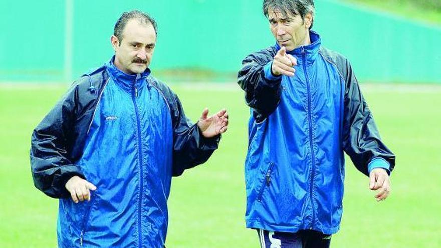 «Lobo» Carrasco, con el preparador físico Fredi Valdés.