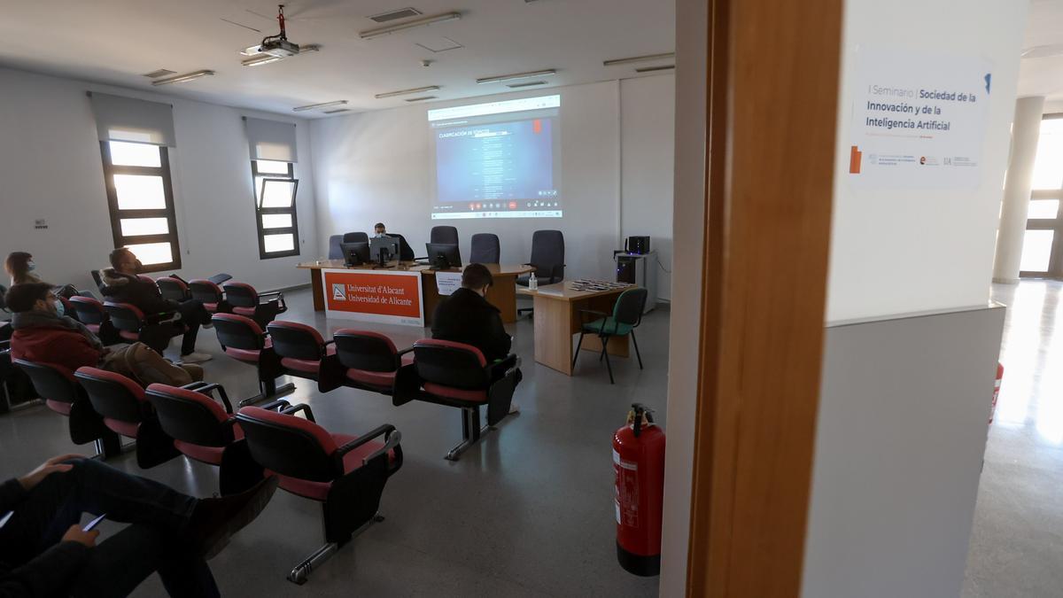 Alumnos dan clase en un aula de la Universidad de Alicante