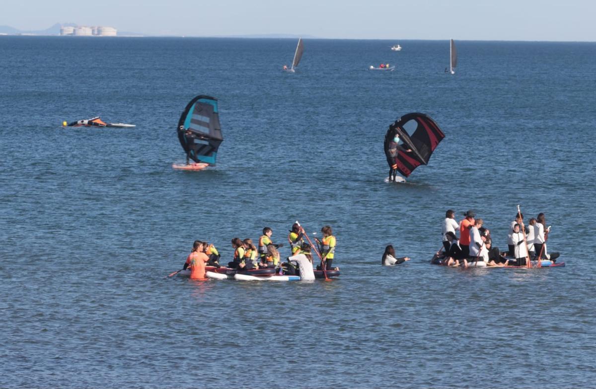 Bañistas en la Malva-rosa este sábado, a más de 20 grados de temperatura.