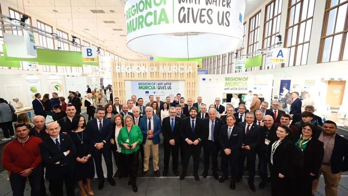 Fernando López Miras con la delegación murciana en Berlín.