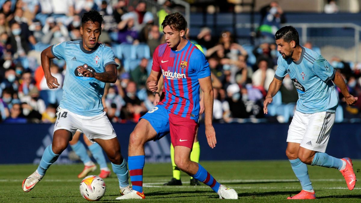 Renato Tapia marca al azulgrana Nico González durante la última visita del Barcelona a Balaídos.
