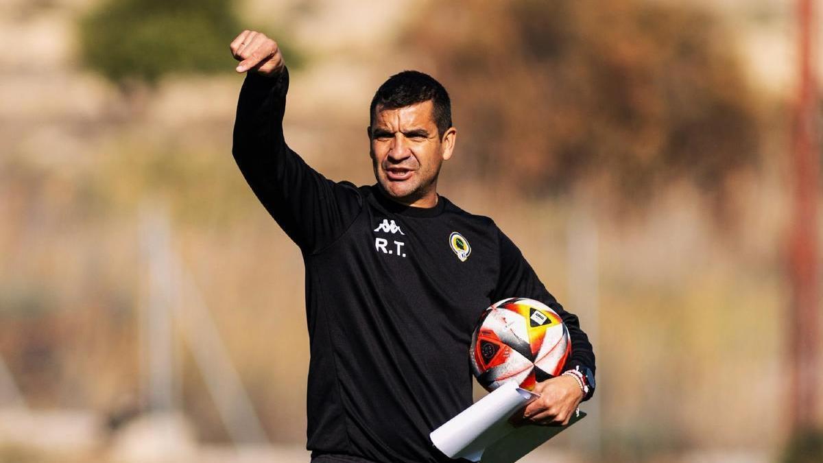 Rubén Torrecilla, durante su último entrenamiento de la semana previa al Hércules -Sant Andreu de la jornada 21 en Segunda RFEF.