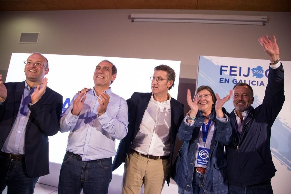 La jornada electoral terminó con la celebración de la victoria en el 25S en Santiago pero empezó muchas horas antes en Vigo cuando ejerció su derecho al voto.