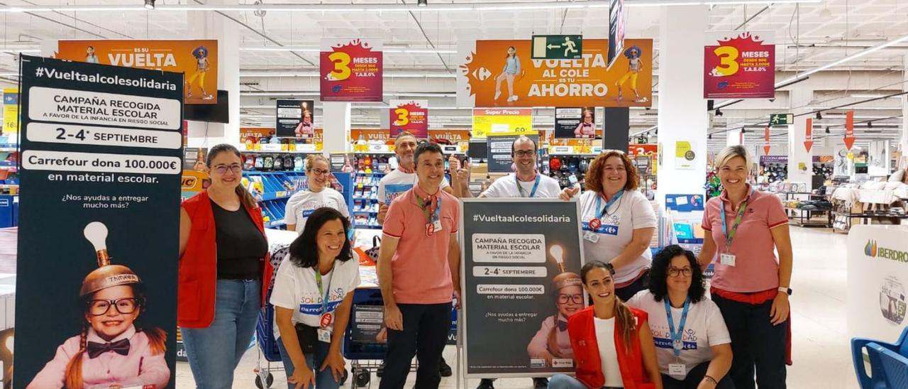 Colaboradores de Cruz Roja y Carrefour en el puesto de recogida de material en el supermercado Carrefour de Añaza.