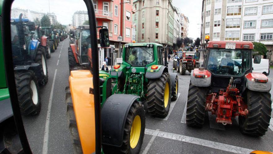 La tractorada bloquea el centro de Lugo // EFE