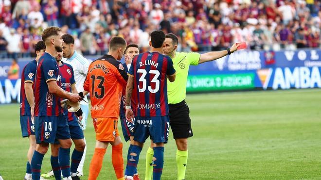 Así es el audio de la revisión del VAR de las rojas a Tasende y Dani Jiménez: "Le voy a expulsar por el puñetazo al portero"
