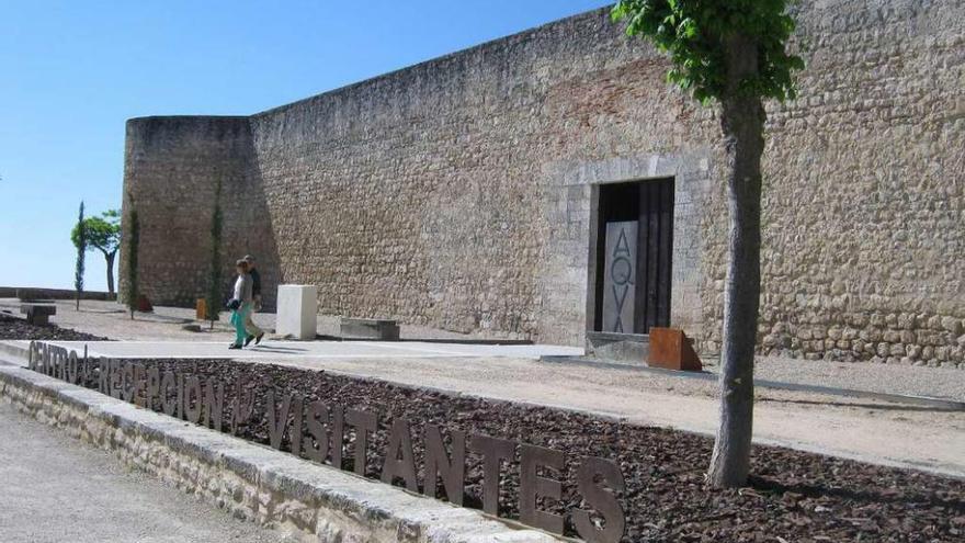 Dos turistas abandonan el centro de recepción de visitantes habilitado en el Alcázar de Toro.