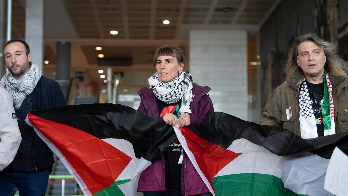 La delegación catalana que se suma a la ‘Flotilla de la Libertad a Gaza’ en el Aeropuerto del Prat